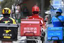 "더운 여름, 0원 밀크티 드세요" 중국 '배달 전쟁'에 주가 '뚝'