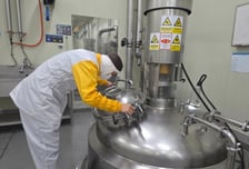 한국인 밥상 지키는 든든한 국물 공장...무균실 닮은 460종 '레시피 뱅크' [히든카드M]