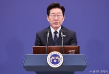 웃음기 빼고 100분간 단상 회견....연설문도 직접 고쳐 "국민이 옳다"