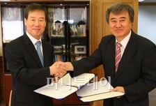 머니투데이-OSEN  손잡았다