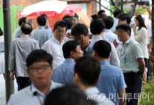 [기자수첩]'박영선 사퇴'엔 행동을, '서민증세'엔 말만