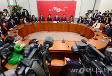 [현장+]"'보수' 떼라"…서북청년단은 보수 맞나요?