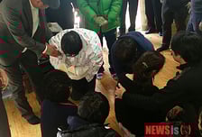 [사진] 유가족에게 사과하는 화재 펜션 운영자