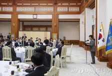 [뷰300]2014년 집권여당 '입 다물고 엎드려'