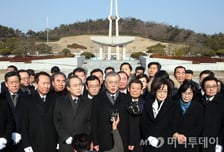 [현장+]5·18 묘역서 안보인 새정치 지도부 누구