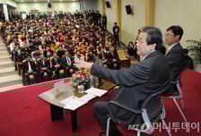 [현장+]청년만난 김무성, 피켓시위 혹은 박수세례