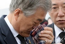 [현장+]헌화한 야당 대표, 발길돌린 내각·여당 수장