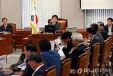 [현장+]"막아주느라 힘들다며?"…난감한 유승민