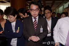 [뷰300]아플때까지 일하는 대통령, 재보선 약일까 독일까