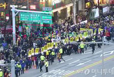 [현장+]꽃을 든 야당과 먹고 살 권리