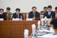 [뷰300]서비스산업법,' 보건의료'만 빠지면 OK?