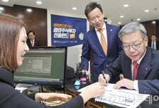 황영기 회장, 비과세 해외펀드 미래에셋서 가입한 이유는 