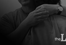 "사장님이 첫 월급날 술 따라주며 손 잡았어요"