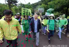 [현장+]'다이내믹 안철수', 소매걷고 락페에 등산까지