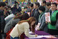 [뷰300]'최순실비리' 국감서 침묵했던 안철수, 거리선 '퇴진' 앞장