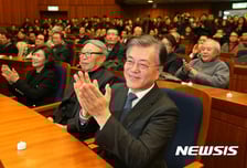 [뷰300]文 야구사랑, '무쇠팔' 최동원부터 '코끼리' 김응용까지