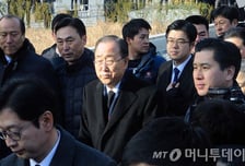 [the300 레터]373억·479억·3000억…'흙수저' 반기문의 고민