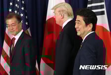 안보깃발 흔드는 트럼프·아베, 文 대통령 "봄은 온다"는데…