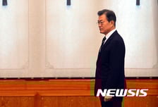 여론의 '벽' 직면한 대북정책, 반전 기다리는 文정부