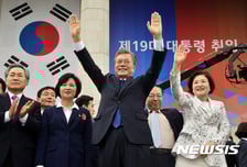 [MT리포트]300일간 이어진 문재인표 '안정적 개혁'