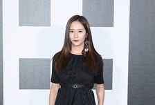 밀라노에서 포착된 크리스탈, 올블랙 패션…'시크'