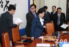 [정론관]국회의원과 '젊고 유능한' 구청장 후보의 상관관계