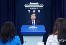 [MT리포트]신중한 靑, "고소득자 과세강화"는 文대통령 소신