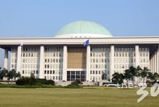 돌을 어디까지 던지나…쏟아지는 이해충돌, 법이 없는데