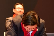 [야시시(野視視)]황교안과 가발, 직접 만져보라는데…