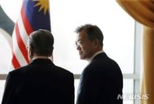 [춘추관]혼밥·외교결례·기관총 그리고 무오류 청와대