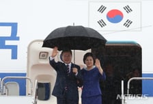 일본이 문대통령 홀대? 트럼프도 우산 쓰고 나왔다