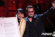 文대통령 만나는 아웅산 수지, '학살' 묵인한 '자유의 새'