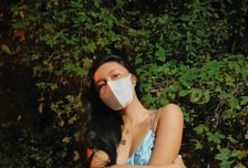 화사, 아찔한 슬립 드레스 패션…과감한 포즈도 '척척'