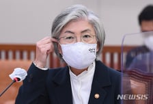 '패싱' 논란에 흔들리는 강경화…野 중진도 "지쳐 보여"