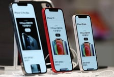 "구멍이 하나도 없다?"…충전단자까지 없앤 아이폰 나올까