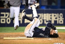 박세혁, 경기 중 야구공 안면 강타…오른쪽 눈·광대뼈 CT 결과는?