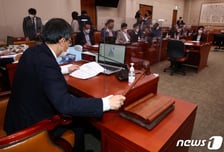 표심 눈치보는 의원들…"차별금지법 처리, 적어도 대선 이후"