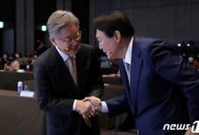 李·尹 '초접전' 여론조사… 與 "침대축구 탓" vs 野 "결집 효과"
