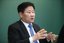 "中 OLED 추격, LCD 때보다 빨라…국가차원 육성 절실"