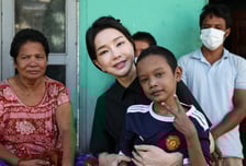 아이 안은 사진이 '빈곤 포르노'라는 이들에게