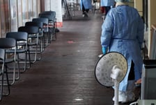 신규확진자 3만6699명, 토요일 기준 석달만에 '최소'