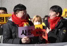 동성커플 건보 자격 인정…다음은 국민연금? [박다영의 법정블루스]