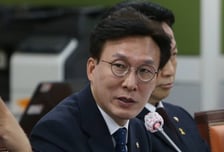 '황태자'의 귀환...20년만에 권토중래한 '시대의 아이콘' 김민석