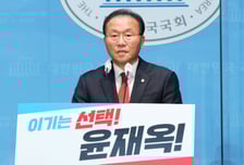 "소리없이 강하다" 윤재옥 '집권여당 2인자' 신임 원내대표 당선