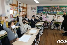 학교·유치원에 웬 곰팡이 냄새?…'부직포 필터' 감염병 부채질