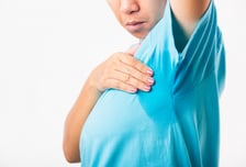 "손·겨드랑이 축축, 냄새까지" 주눅드는 계절 왔다…다한증 치료법은