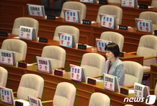 [기자수첩] 당론 거스른 최연숙, 그가 흘린 눈물의 무게