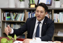 전용기 "선악 이분법에 정치실종...도어스테핑 중단 아쉬워"