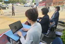 "간호조무사 자격 상향 안 돼" 국회 앞 '교실' 차린 특성화고 교사들