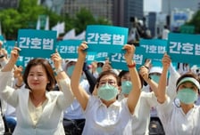 "불법 업무는 거부, 1인 1정당 가입하길"…간호사들, 피켓 다시 들었다